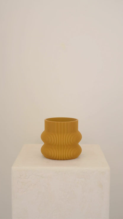 Ribbed Curvy Pot